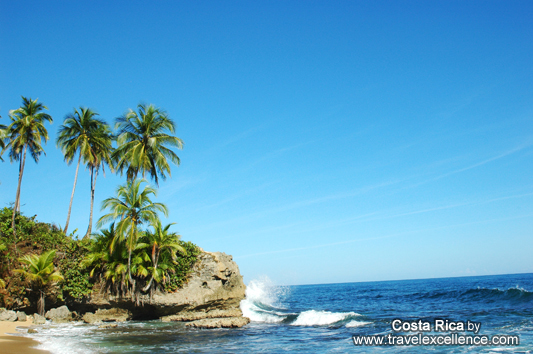 one of the amazing spots to photograph en in manzanillo also is a lookout point to enjoy the beatiful beach near puerto viejo