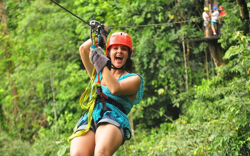 Ein Mädchen hat Spaß bei einer Canopy-Tour im Regenwald von Manuel Antonio