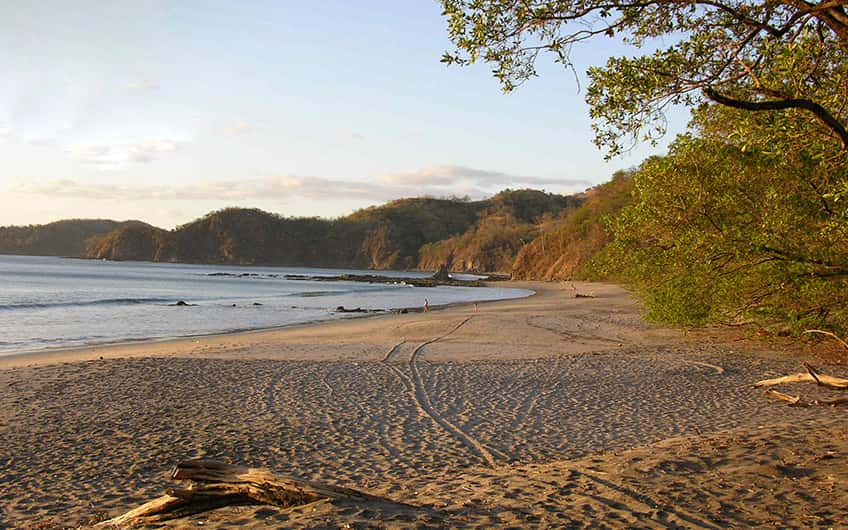 Ein Bild des abgelegenen Tamarindo-Strandes während des Sonnenaufgangs.