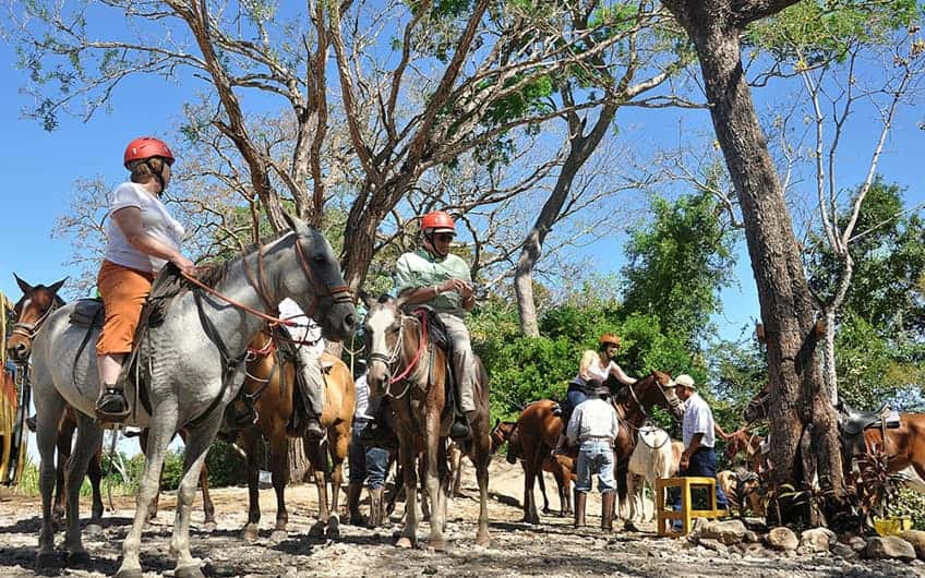 Eine Gruppe von Touristen, die bereit ist, ihre Reittour in Tamarindo zu beginnen.