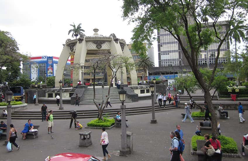 Im Herzen der Stadt befindet sich der Central Park von San Jose, ein kleiner Park, der von der Kathedrale der Stadt und vielen Geschäften und anderen Unternehmen umgeben ist.