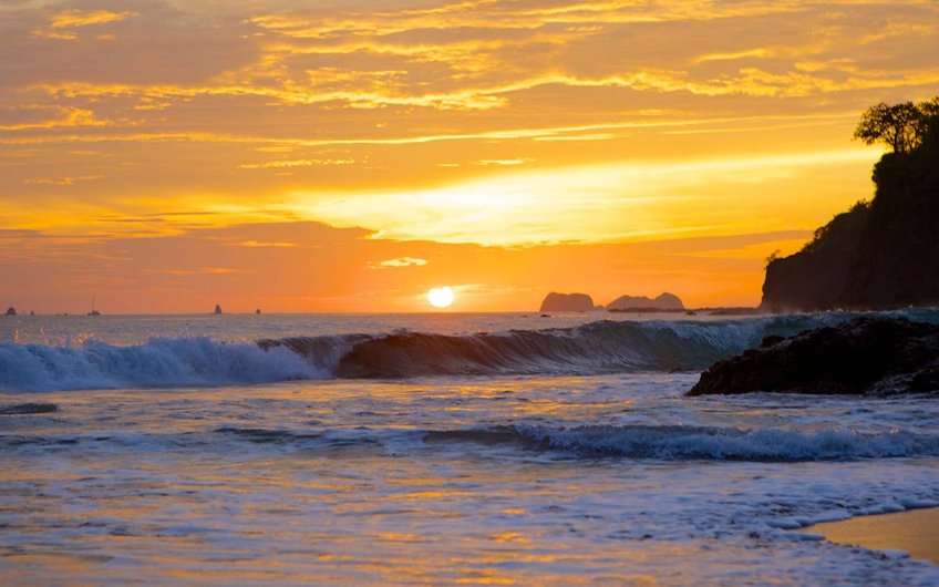 Wunderschöne Sonnenuntergänge kann man im Urlaub an einem der Strände von Guanacaste Costa Rica genießen.