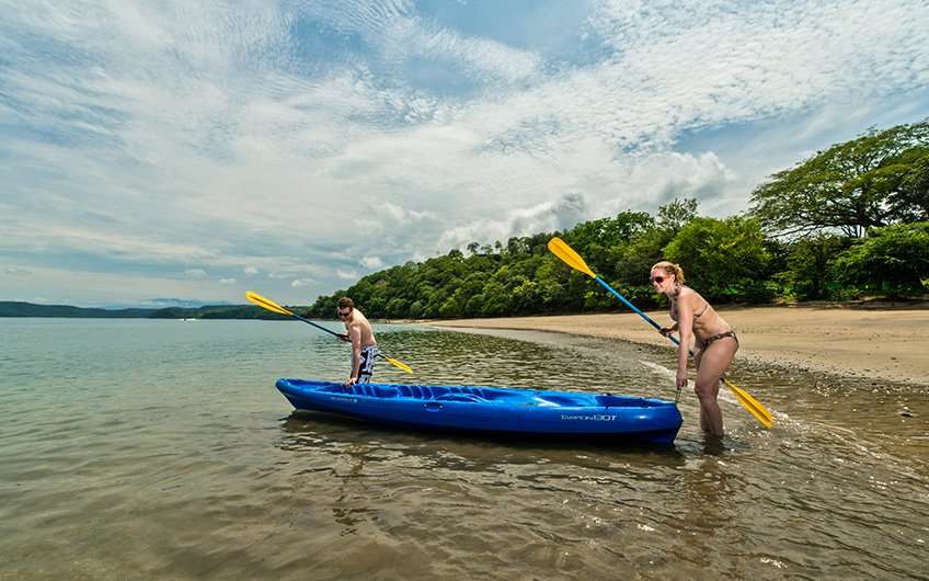 Una pareja está lista para divertirse mientras practica kayak de mar, que es una de las cosas preferidas para hacer en Guanacaste.