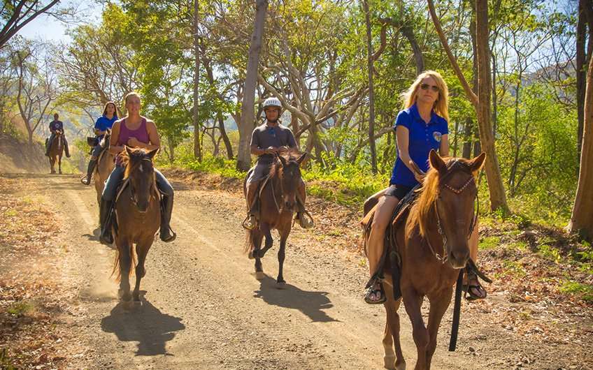 Montar a caballo Costa Rica Guanacaste es una buena manera de pasar los días soleados y apreciar los paisajes. ¡La gente siempre pregunta sobre estos tours y atracciones!