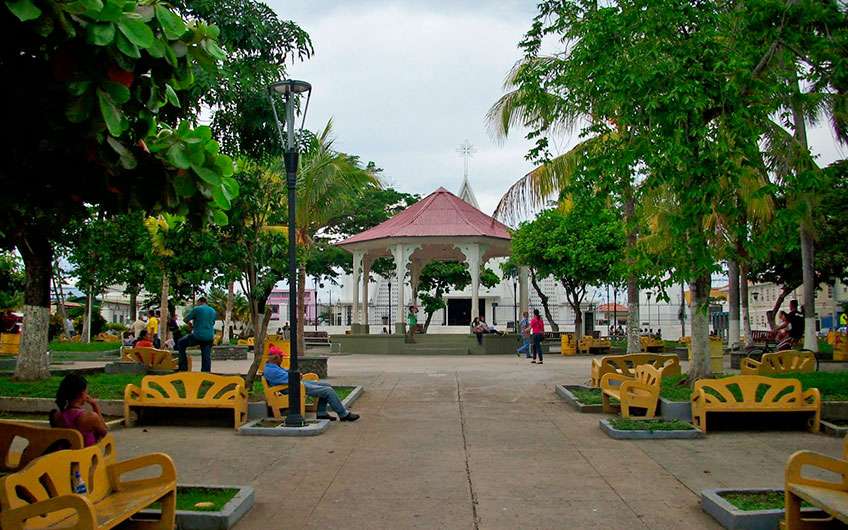 Der Park in Liberia Guanacaste Costa Rica hat den farbenfrohen und lebendigen Geist der Einheimischen und ist ein Ort zum Entspannen, Plaudern und um wunderschöne Fotos zu machen.