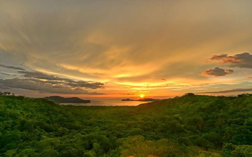 Die Temperatur in Guanacaste Costa Rica ist perfekt zur Zeit des Sonnenuntergangs, wenn es möglich ist wunderschöne Bilder wie dieses vom Golf von Nicoya zu machen.