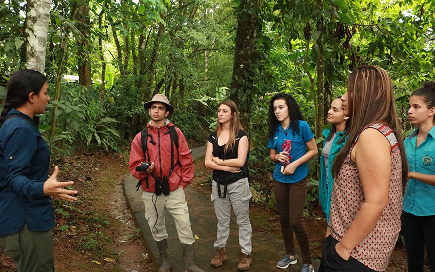 Sarapiquí Costa Rica Travel Guide: Hiking tourn in the jungle tropical in Tirimbina