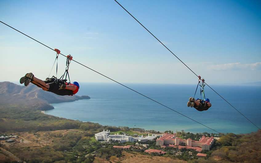 Tirolesa en Guanacaste Costa Rica permite excelentes vistas del océano y el bosque mientras se divierte. Este es el Superman de Diamante Eco Adventure Park.