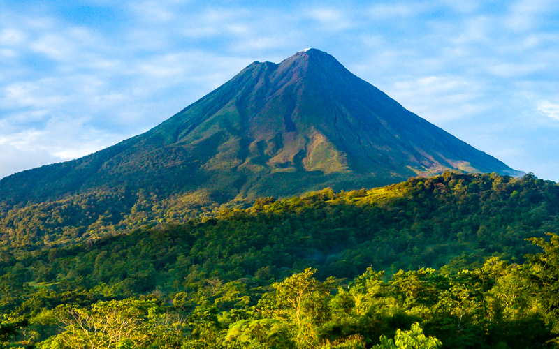 Arenal Volcano in La Fortuna is one of the best places to go on vacation in the world as there are many activities to enjoy and beautiful landscapes to discover.