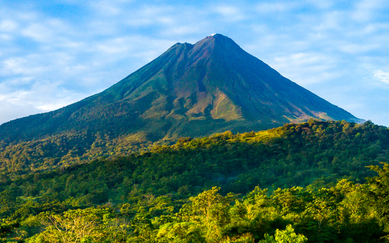 Il Vulcano Arenal a La Fortuna è uno dei posti migliori per andare in vacanza nel mondo in quanto ci sono molte attività da godere e bei paesaggi da scoprire.