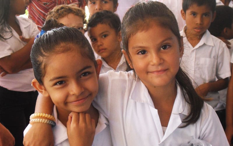 Niños costarricenses que asisten a la escuela pública