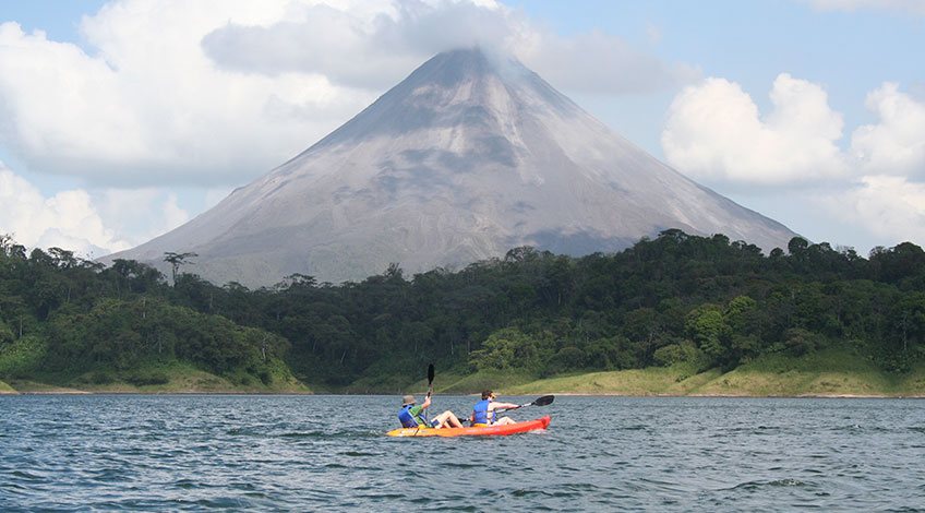 Costa Rica Tours: one-day activities to enjoy in Arenal: Kayaking in Arenal Lake