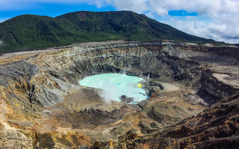 Il Parco Nazionale del Vulcano Poas è una delle attrazioni principali della Costa Rica da visitare durante le vacanze grazie alla sua vicinanza con la città di San Jose.