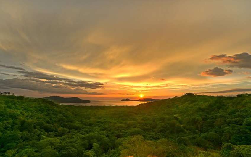 Temperature in Guanacaste Costa Rica is perfect at the time of the sunset, when it is possible to take pictures as beautiful as this one of the Nicoya Gulf.