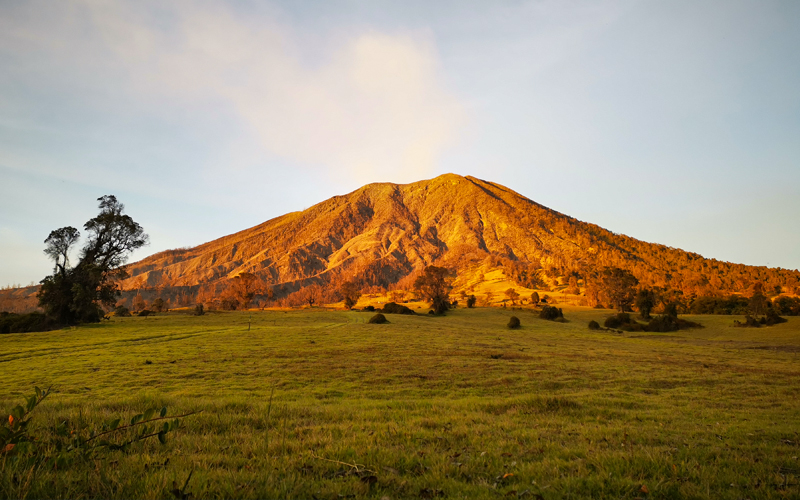 A Turrialba nelle giornate limpide, i visitatori possono godere dello spettacolo di vedere sia l'Oceano Pacifico che il Mar dei Caraibi, il suo vulcano è attualmente attivo.