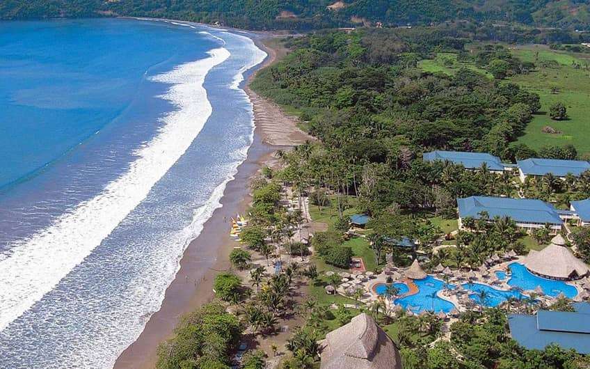 Dieses lebhafte All-Inclusive-Resort am Strand liegt inmitten grüner Gärten mit Blick auf die Bucht von Ballena und ist 12 km vom Naturschutzgebiet Refugio Nacional Curú entfernt.