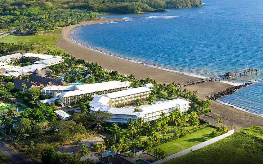 Auf einem weitläufigen, von Palmen gesäumten Strandgrundstück liegt dieses raffinierte All-Inclusive-Resort 11 km vom Dorf Puntarenas und 12 km von der Catedral de Puntarenas entfernt.